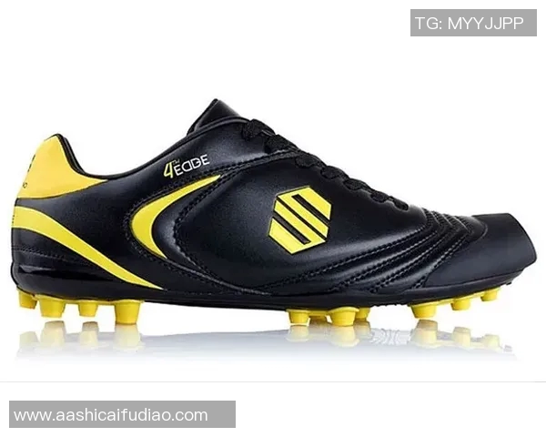 黑色足球鞋搭配球星实战上脚图，展现速度与力量的完美结合